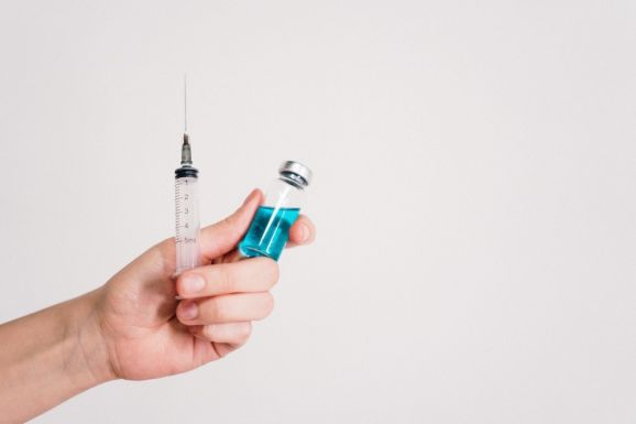 Hétfőn érkezik az országba a Pfizer-vakcina ötödik szállítmánya