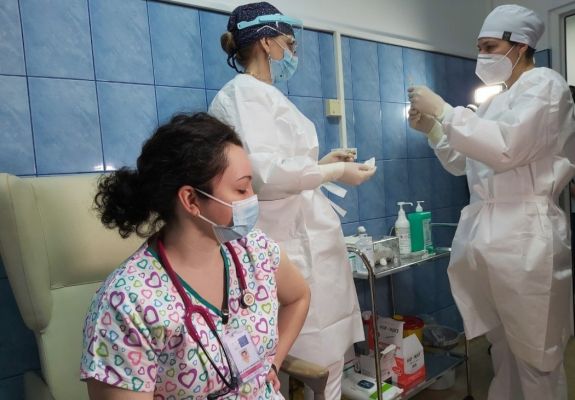 Megérzi majd az egészségügyi dolgozók zsebe, ha nem oltatják be magukat