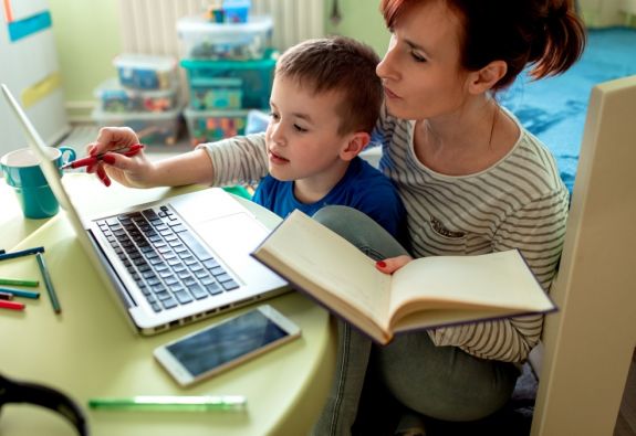 Online oktatás: meddig bírják még a diákok, a szülők és a tanárok?