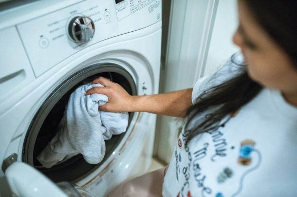 Nyissuk ki vagy csukjuk be mosás után a mosógép ajtaját? Íme a szakértő tanácsa