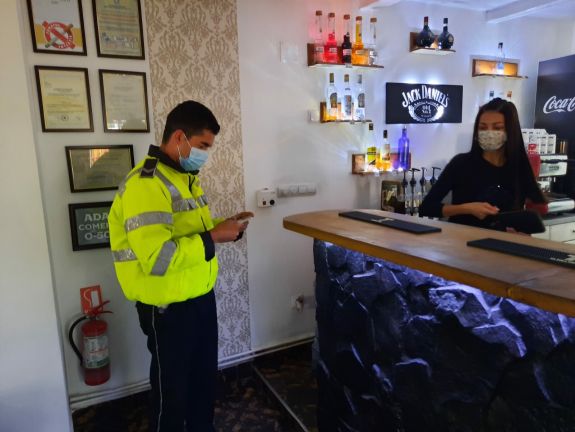 2000 lejre büntettek egy bárpultost Besztercén, mert kiszolgált egy vendéget