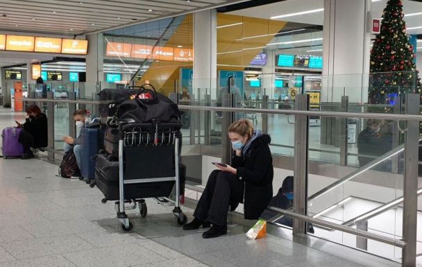 Péntek helyett hétfőtől kell negatív tesztet felmutatniuk az Angliába utazóknak