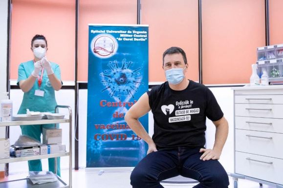 Egyenpólóban oltatták be magukat az RMDSZ-es miniszterek