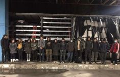 Gumiabroncsok közé rejtőztek a szíriai migránsok