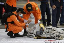 Indonézia: megtalálták a búvárok a lezuhant repülőgép egyes darabjait