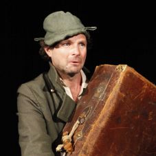 FRISSÍTVE - Elmarad A tér című monodráma az Aradi Kamaraszínházban