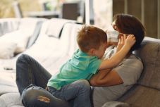 Jövő héttől kapják a megemelt gyerekpénzt a családok