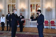 Átadta megbízólevelét az új budapesti román nagykövet