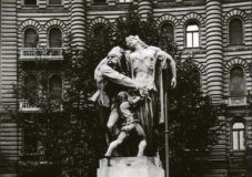 „Műkő égtájak és magyar fölény” – a budapesti Szabadság téri irredenta szoborcsoport története