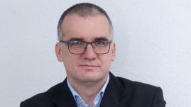 Gamer székben ül egy gamer számítógép előtt Kaplony polgármestere – interjú