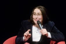 Mire jó a vers? Szabó T. Anna erről tartott TED-előadást 