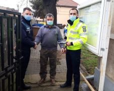 Az út szélén találta meg a pénztárcát, benne nagyobb összeggel, azonnal a rendőrségre vitte