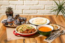 Köménymagleves, birkapörkölt tarhonyával és kakaós-kókuszos csiga a hétvégére