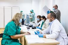 Előnyben lesznek az idősek és a betegek az oltásra való feliratkozásnál