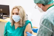 Háromszéken az egészségügyben dolgozók egyharmada kérte a védőoltást