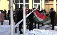 Gyászinduló kíséretében vonták le a községházáról a magyar zászlót Gyergyóremetén