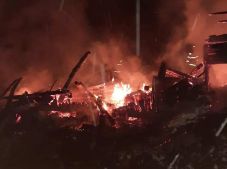 Háziállatok vesztek oda egy nehezen megközelíthető istállótűzben Szovátán