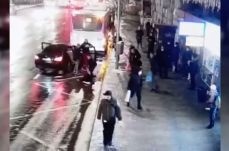 Kiugrott a mozgásban levő autóból az oda erőszakkal betuszkolt 15 éves leányanya