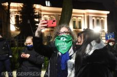 Hatályba lépett a lengyel abortusztörvény szigorítása, tüntetések törtek ki országszerte