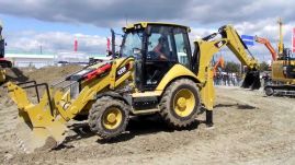 Elütött az utcán és súlyosan megsebesített egy fiatal nőt egy kotró-markológép