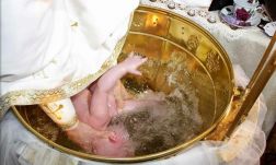 Tragikus keresztelő: nem lett volna kötelező háromszor megmeríteni a kisbabát