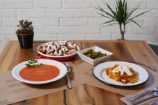 Erdélyi ízek a Rhédey ajánlásával: paradicsomleves, rakott krumpli és csöröge a hétvégére