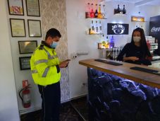 2000 lejre büntettek egy bárpultost Besztercén, mert kiszolgált egy vendéget