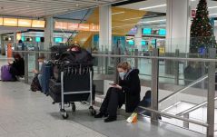 Péntek helyett hétfőtől kell negatív tesztet felmutatniuk az Angliába utazóknak