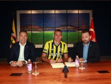 A Fenerbahce négy és fél éves szerződést írt alá Szalai Attilával 