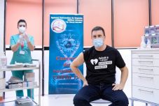 Egyenpólóban oltatták be magukat az RMDSZ-es miniszterek