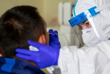 A iskolában tüneteket mutató tanulókat gyorstesztelésnek vetik majd alá