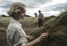 Alattuk a múlt, felettük a jövő – Simon Stone: The Dig / Ásatás