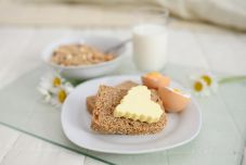 Így puhíthatja meg gyorsan felhasználása előtt a kemény vajat