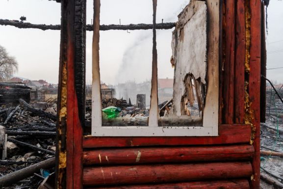 Nem volt építkezési engedélyük a leégett csíksomlyói házaknak, nehéz lesz segélyt adni az újjáépítésükhöz 