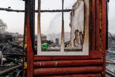 Nem volt építkezési engedélyük a leégett csíksomlyói házaknak, nehéz lesz segélyt adni az újjáépítésükhöz 