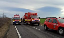 Kettétörött a traktor, amely személygépkocsival ütközött, hárman megsérültek