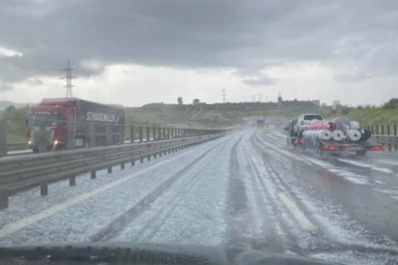 Jégeső nehezítette a közlekedést az észak-erdélyi autópálya egyik szakaszán