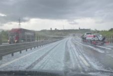 Jégeső nehezítette a közlekedést az észak-erdélyi autópálya egyik szakaszán