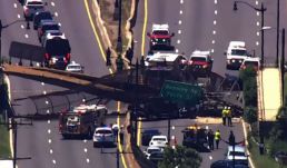 Összeomlott egy gyalogoshíd, öt munkás megsérült