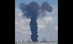 FRISSÍTVE – Robbanás történt egy tengerparti finomítónál, halálos áldozat is van