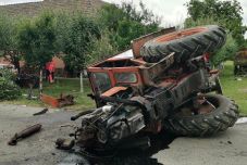 Traktor ütközött személyautóval, két személy életét veszítette
