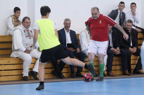Gyimesközéplokon felavatták a Márton Áron Sportcsarnokot