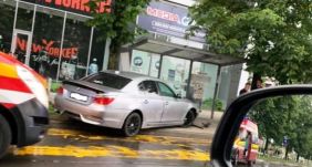 Buszmegállóban várakozó fiatal házaspárba rohant a BMW