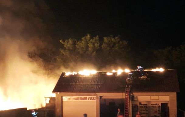 Elektromos vezeték okozott tüzet, házról műhelyre terjedtek a lángok 