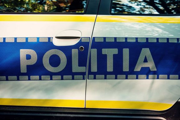 Bedrogozva ütött el négy embert a járdán egy váradi sofőr