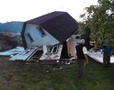 Gázpalackrobbanás miatt összedőlt egy nyaraló Parajdon, anya és lánya súlyosan megsérült