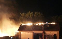 Elektromos vezeték okozott tüzet, házról műhelyre terjedtek a lángok 