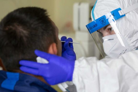 Két hét alatt 22 olyan személy fertőződött meg, aki már megkapta az oltás első dózisát