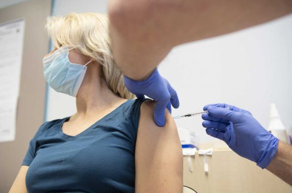 Alacsony a lakosság átoltottsága, ősz elejére számítanak egy újabb fertőzéshullámra