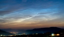 Ritka szerencsés a székelyudvarhelyi fotós: világító felhők és anyamedve lencsevégen